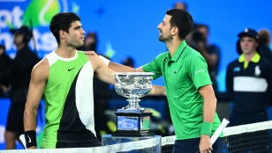 Carlos Alcaraz y Novak Djokovic, antes de la final del Open de Australia 2026