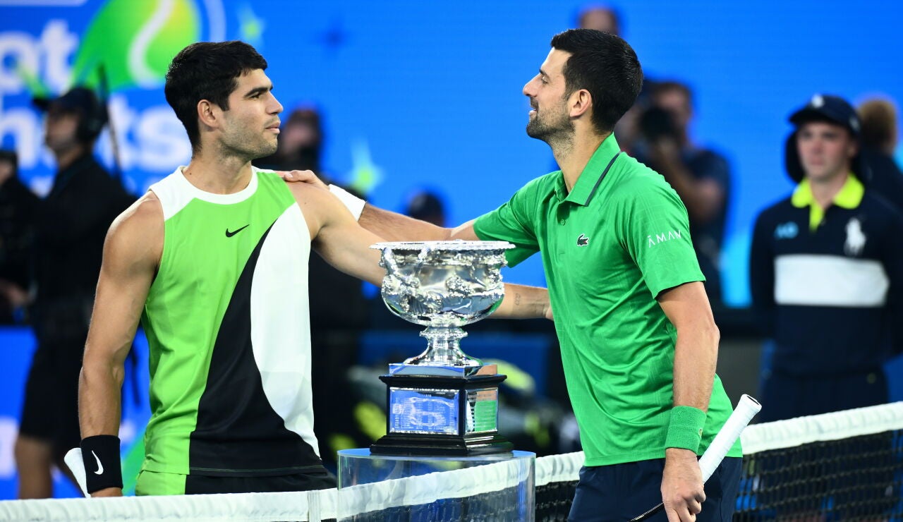 Carlos Alcaraz y Novak Djokovic, antes de la final del Open de Australia 2026