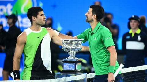 Carlos Alcaraz y Novak Djokovic, antes de la final del Open de Australia 2026
