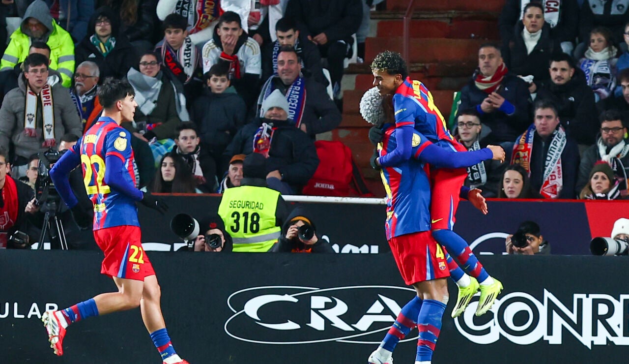 Ronald Araujo y Lamine Yamal celebran un gol en el Carlos Belmonte