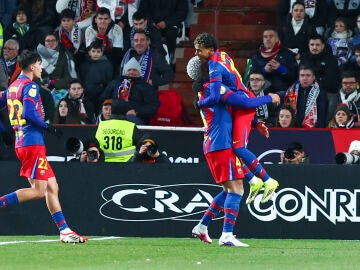 Ronald Araujo y Lamine Yamal celebran un gol en el Carlos Belmonte