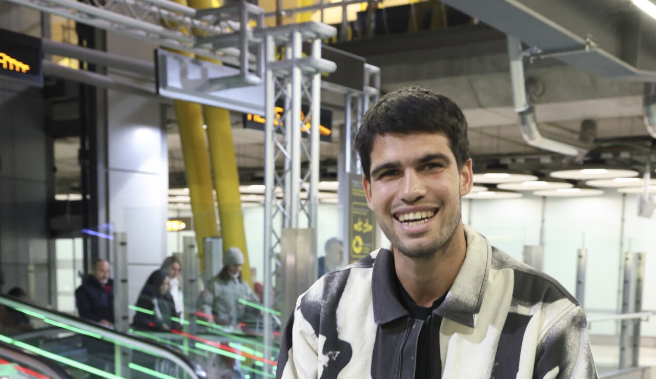 Alcaraz, sonriente a su llegada a Madrid 