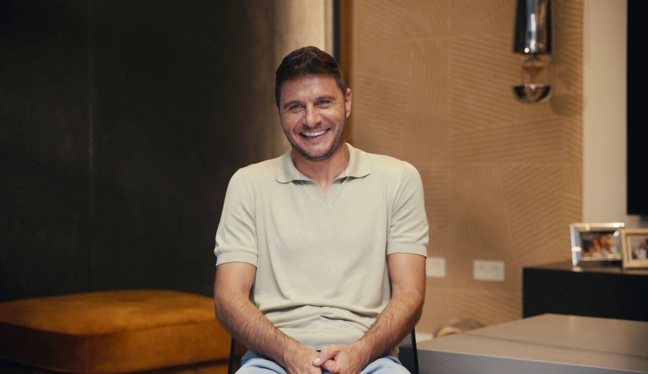 Joaqu&iacute;n fascinado con el inodoro japones