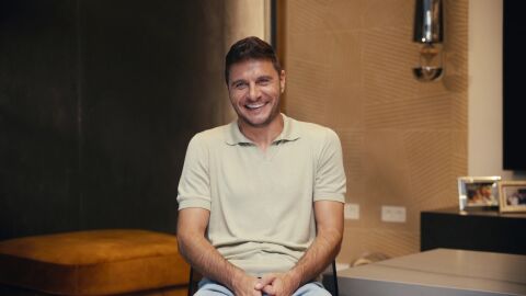 Joaqu&iacute;n fascinado con el inodoro japones