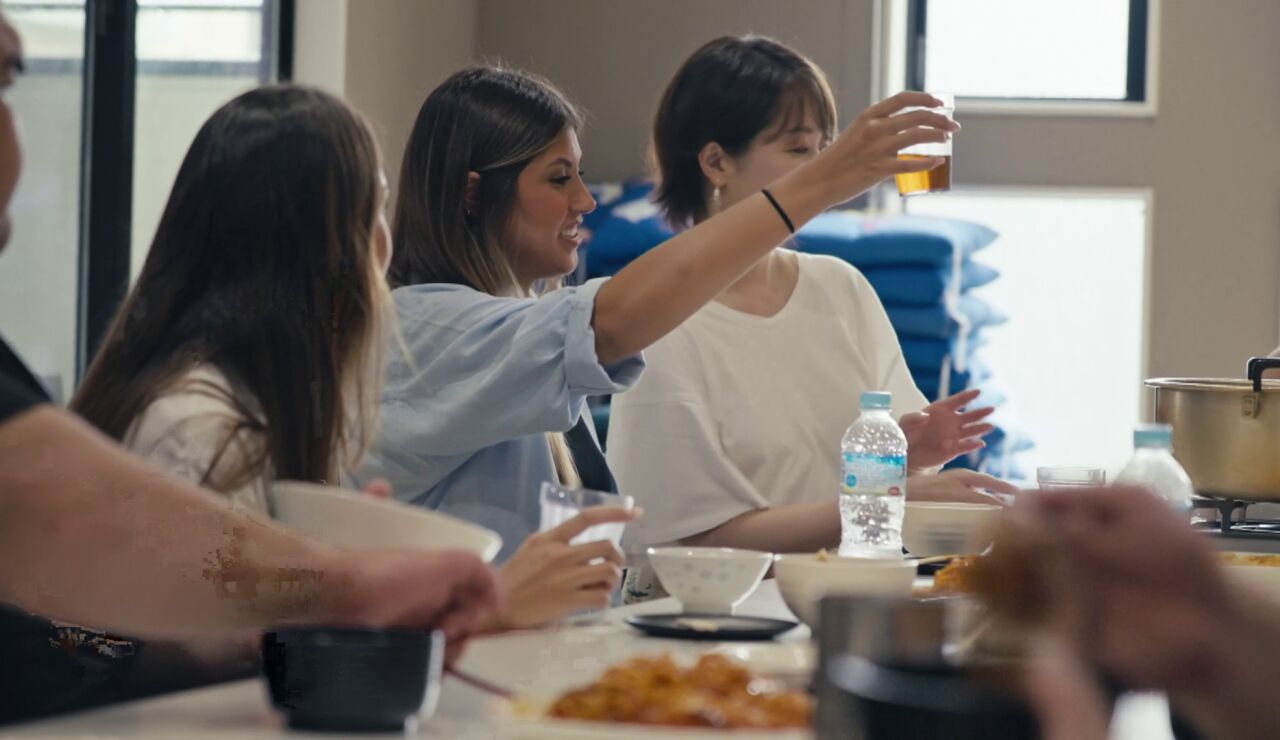  El desliz de Daniela al brindar al grito de chinchin en Jap&oacute;n
