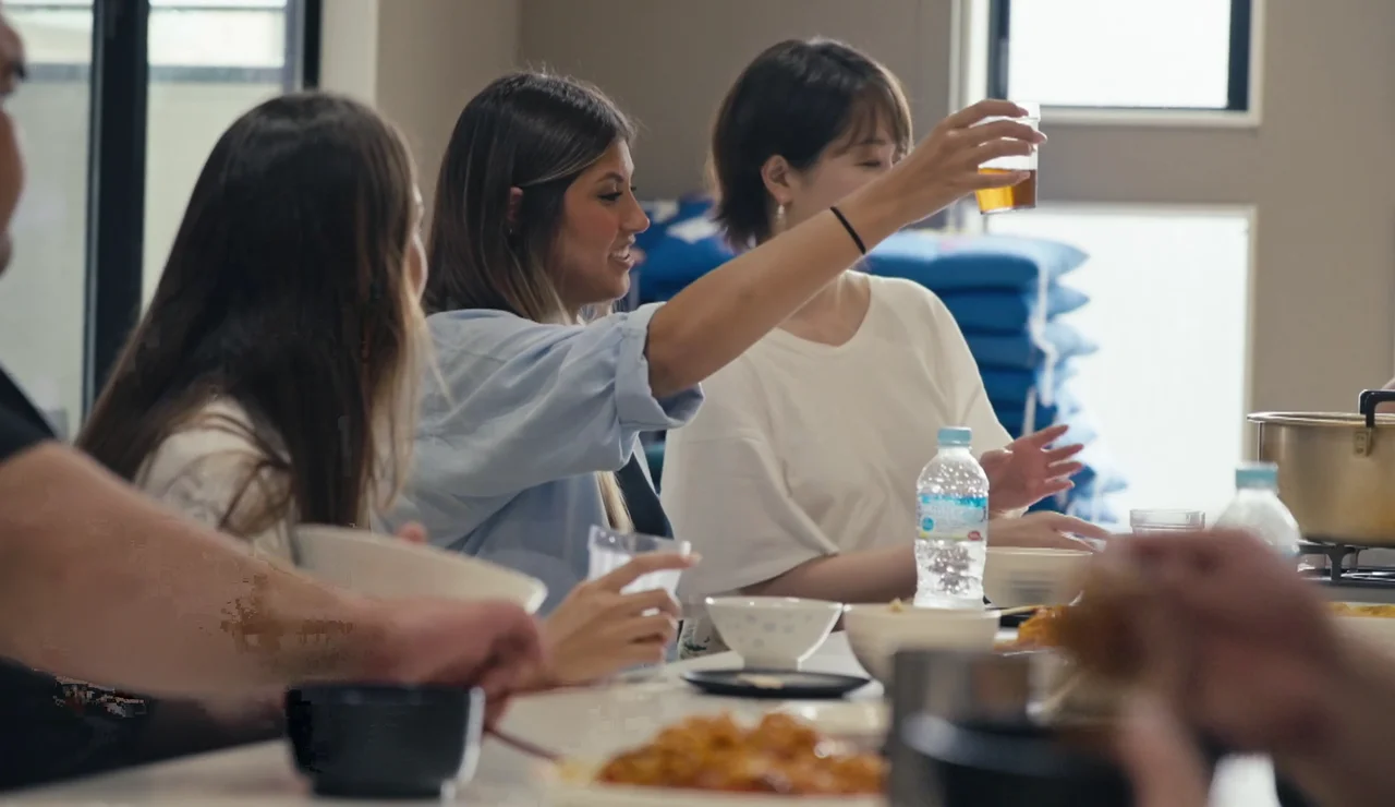 El desliz de Daniela al brindar al grito de chinchin en Japón