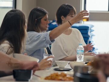  El desliz de Daniela al brindar al grito de chinchin en Jap&oacute;n