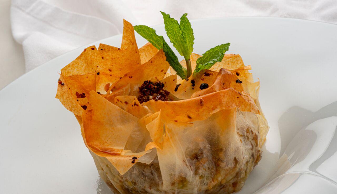 &iexcl;Irresistible! Eva y Karlos Argui&ntilde;ano nos ense&ntilde;an a preparar crujiente de reques&oacute;n, pistachos, almendras y d&aacute;tiles