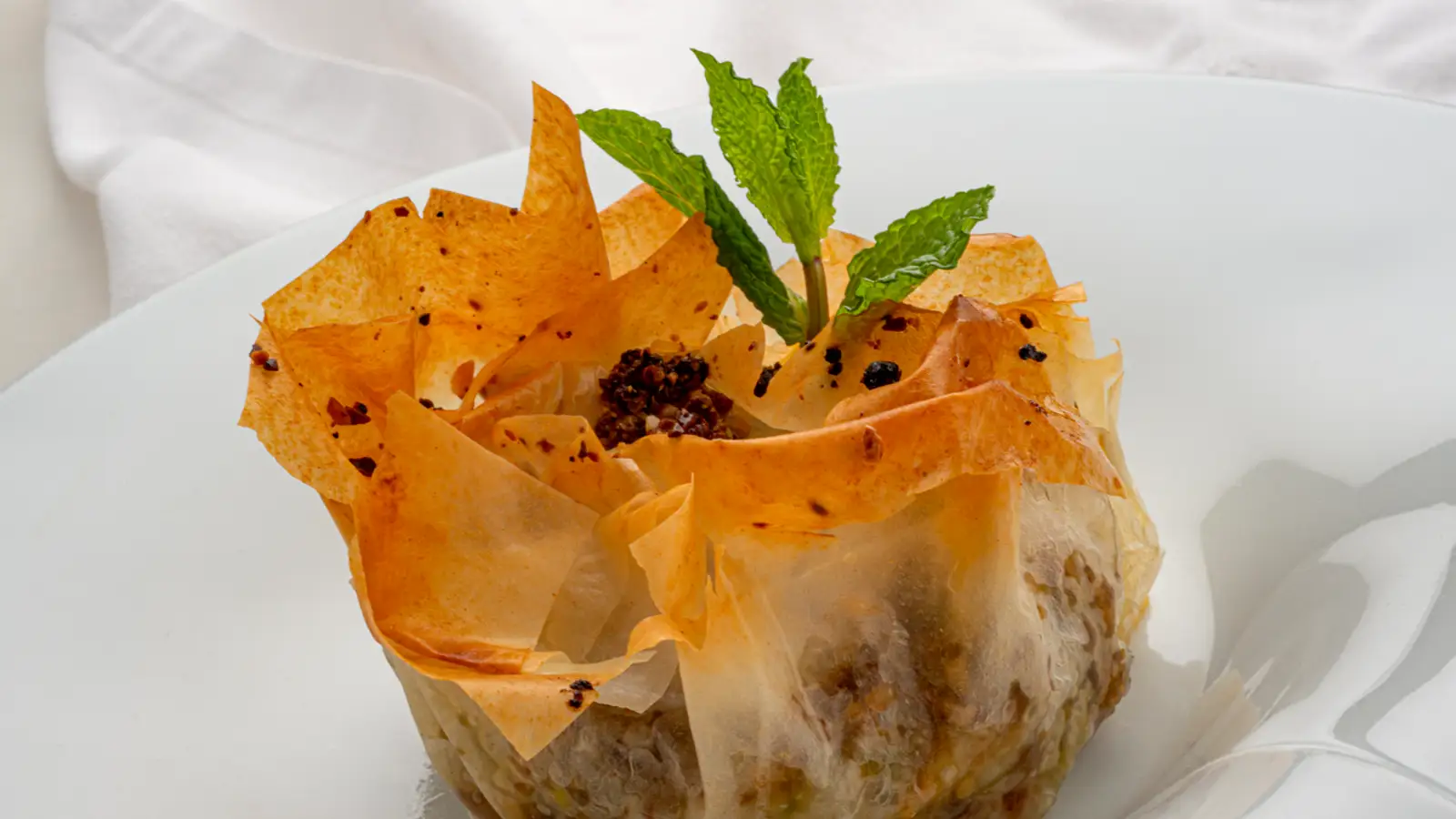 ¡Irresistible! Eva y Karlos Arguiñano nos enseñan a preparar crujiente de requesón, pistachos, almendras y dátiles