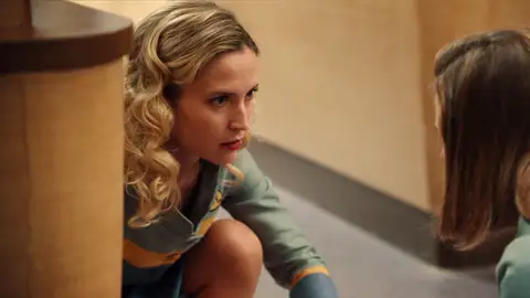 Valentina escapa de la tienda… ¡Al ver a Rodrigo entrar! Valentina escapa de la tienda… ¡Al ver a Rodrigo entrar!