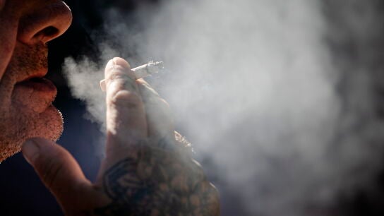 Imagen de archivo de un hombre fumando.