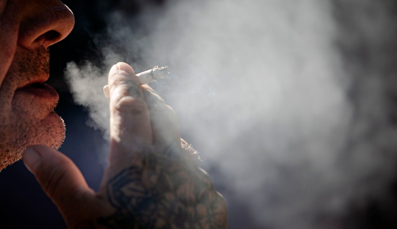 Imagen de archivo de un hombre fumando.
