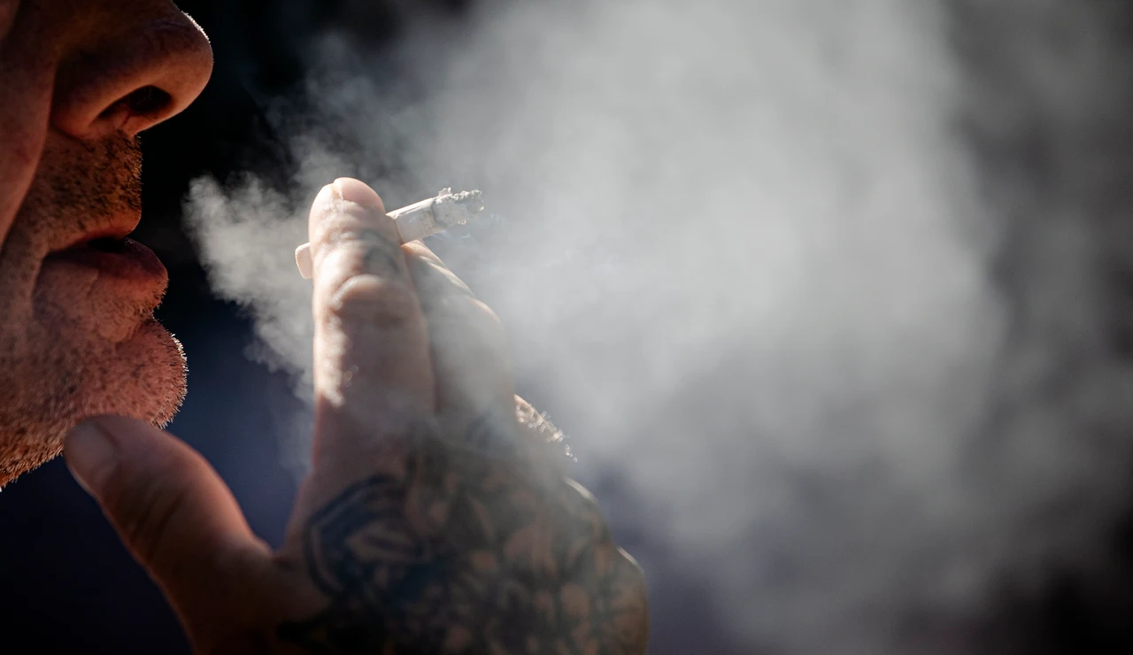 Imagen de archivo de un hombre fumando.