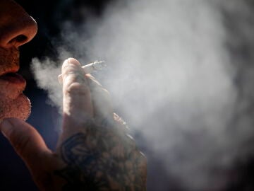Imagen de archivo de un hombre fumando.