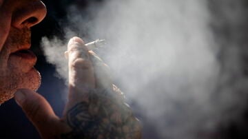 Imagen de archivo de un hombre fumando.