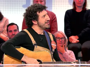 Voz y guitarra de Marwán en directo en Pasapalabra cantando ‘La pareja interminable’ Voz y guitarra de Marwán en directo en Pasapalabra cantando ‘La pareja interminable’