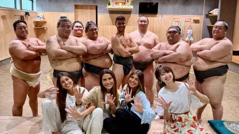 Los sumos, un desayuno en el maid café y la fiesta en el karaoke en el primer programa de El capitán en Japón Los sumos, un desayuno en el maid café y la fiesta en el karaoke en el primer programa de El capitán en Japón