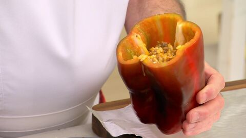 Rellena los pimientos con el arroz y la carne