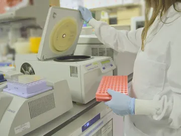 Un estudio demuestra que una triple combinación de fármacos mejora los resultados en cáncer de mama avanzado HR+/HER2+ Un estudio demuestra que una triple combinación de fármacos mejora los resultados en cáncer de mama avanzado HR+/HER2+