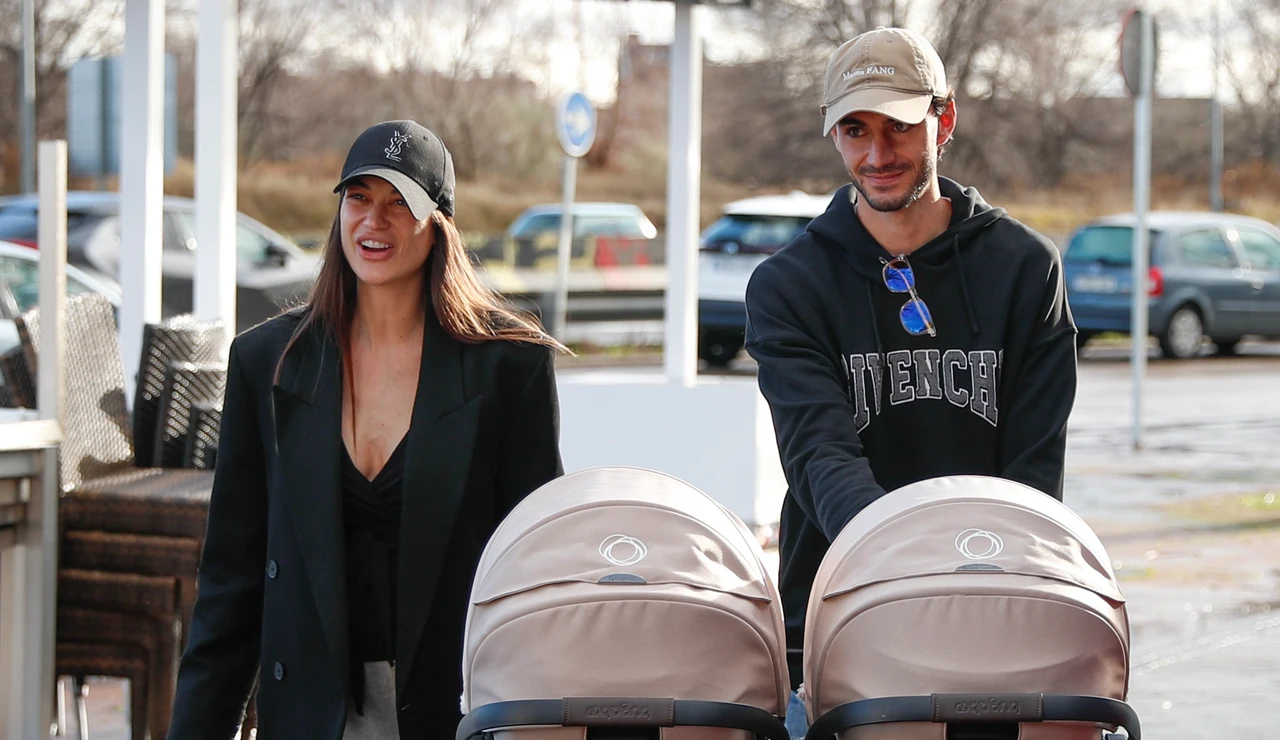 Estela Grande y Juan Iglesias con sus mellizos