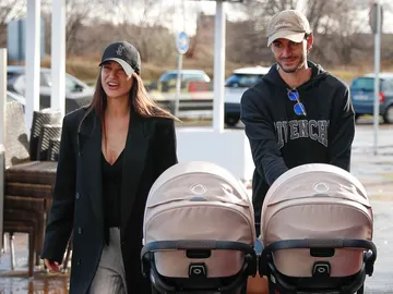 Estela Grande y Juan Iglesias con sus mellizos Estela Grande y Juan Iglesias con sus mellizos