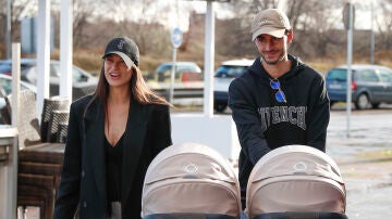 Estela Grande y Juan Iglesias con sus mellizos