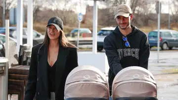 Estela Grande y Juan Iglesias con sus mellizos Estela Grande y Juan Iglesias con sus mellizos