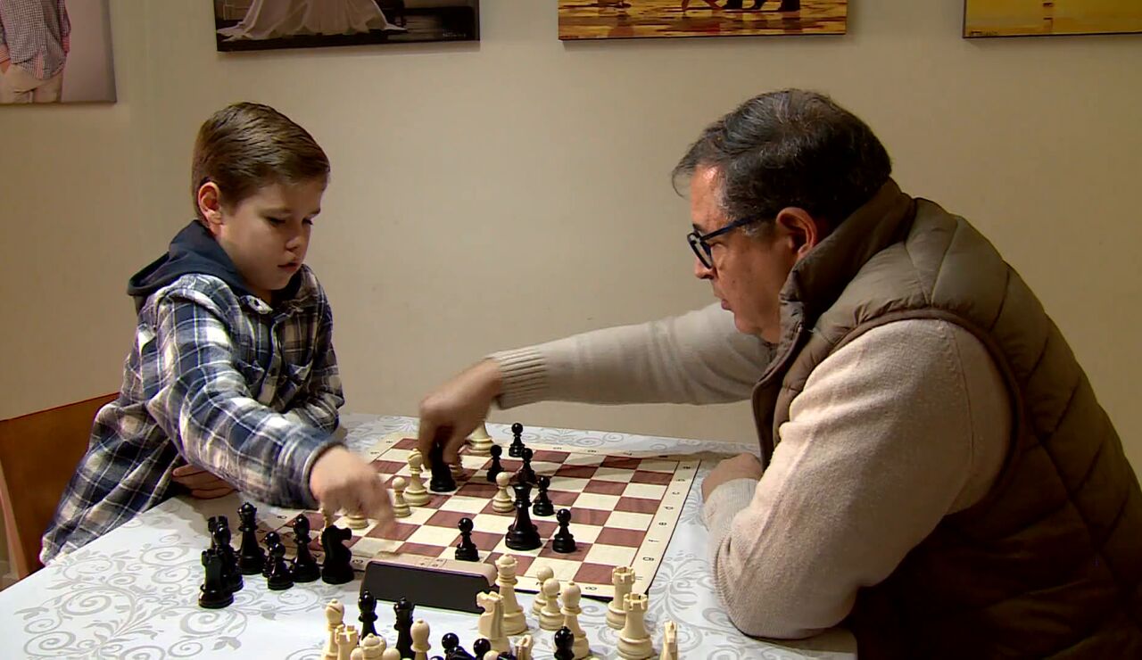 Marc Barcel&oacute; jugando una partida de ajedrez ante su entrenador