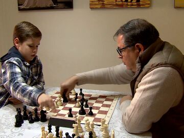 Marc Barcel&oacute; jugando una partida de ajedrez ante su entrenador