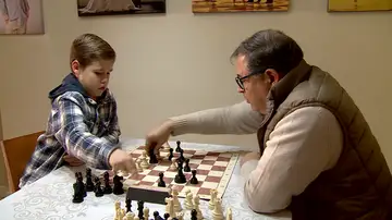 Marc Barceló jugando una partida de ajedrez ante su entrenador Marc Barceló jugando una partida de ajedrez ante su entrenador