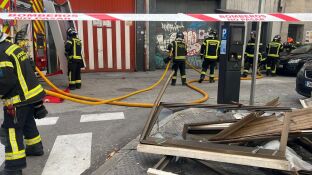 Bomberos trabajan en la zona de la explosi&oacute;n