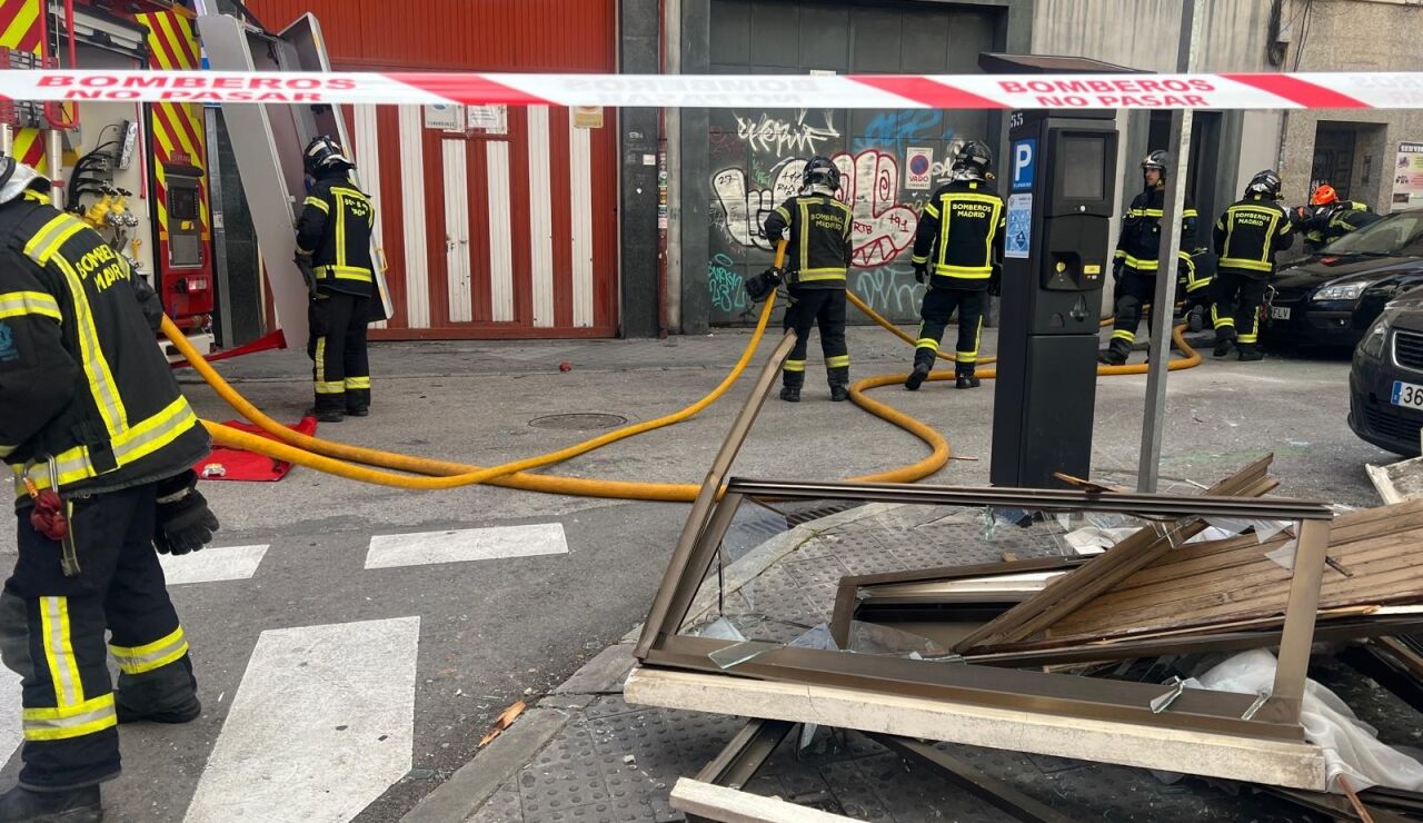 Bomberos trabajan en la zona de la explosi&oacute;n