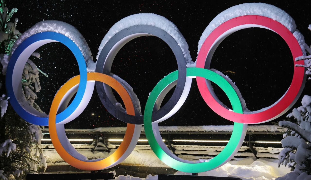 Los anillos ol&iacute;mpicos en Cortina d'Ampezzo, Italia