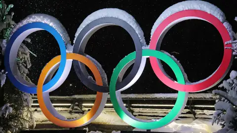 Los anillos olímpicos en Cortina d'Ampezzo, Italia Los anillos olímpicos en Cortina d'Ampezzo, Italia