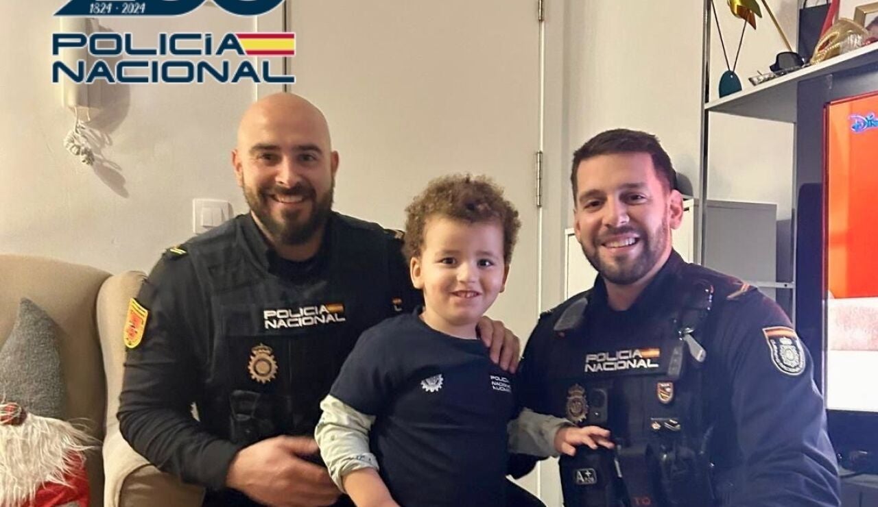 Los dos agentes que salvaron la ni&ntilde;a del ni&ntilde;o de 3 a&ntilde;os en Alicante