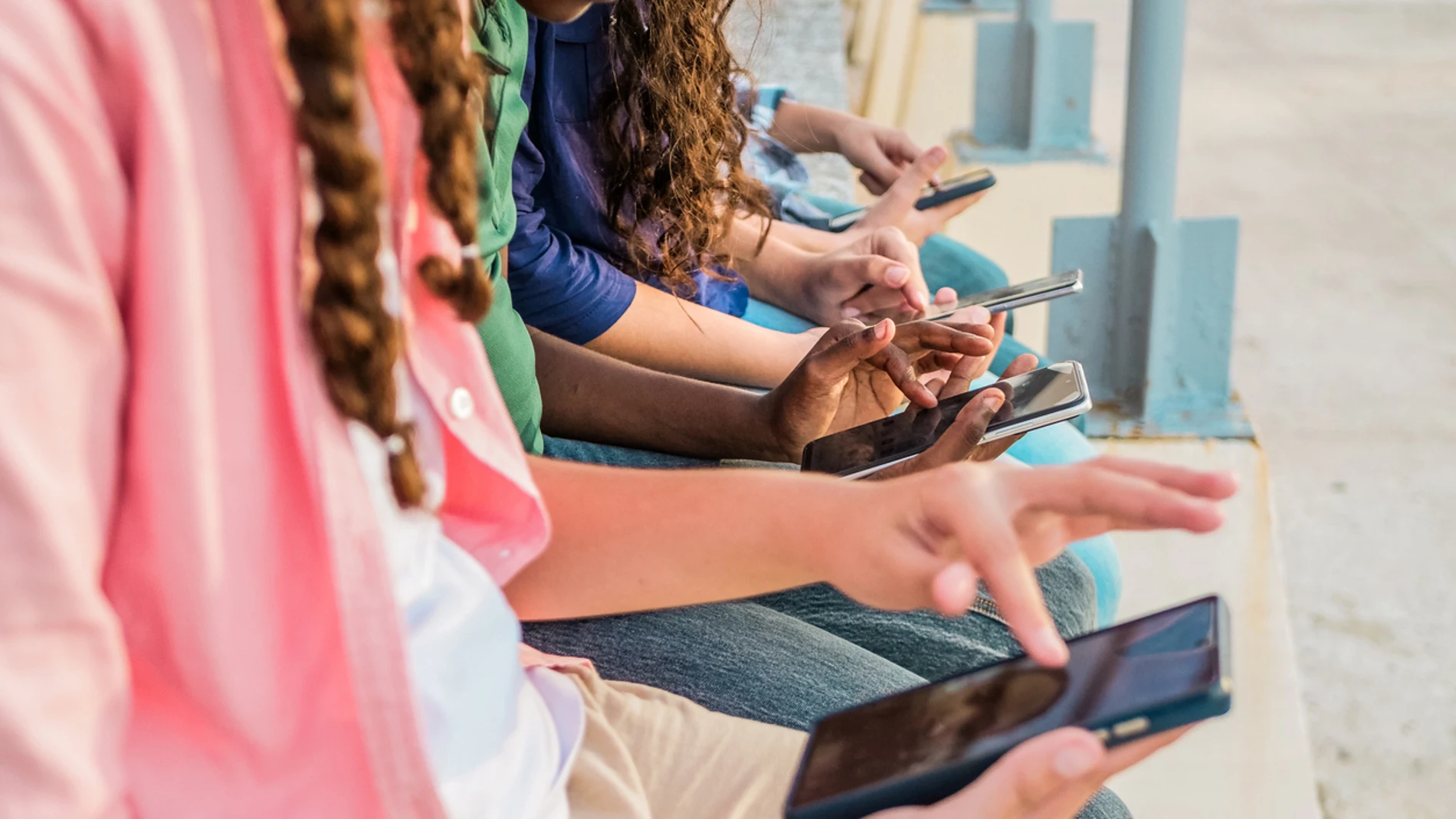 Adolescentes usando el móvil Adolescentes usando el móvil