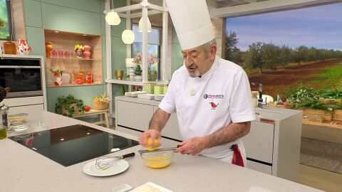 Ralla el limón con ayuda de un rallador