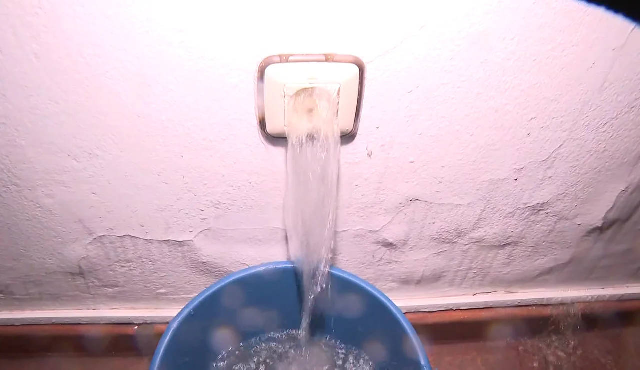El agua brota de los enchufes