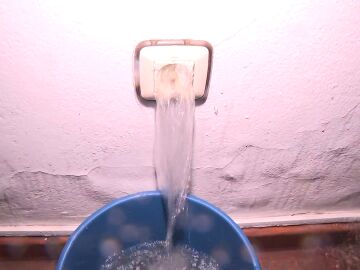El agua brota de los enchufes