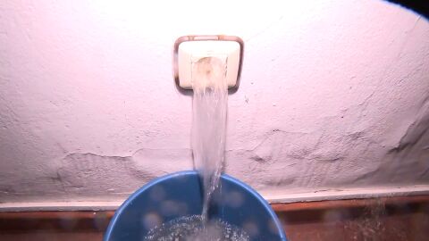 El agua brota de los enchufes