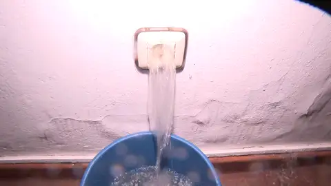 El agua brota de los enchufes El agua brota de los enchufes