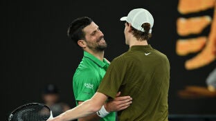 Jannik Sinner felicita a Novak Djokovic tras su derrota en el Open de Australia