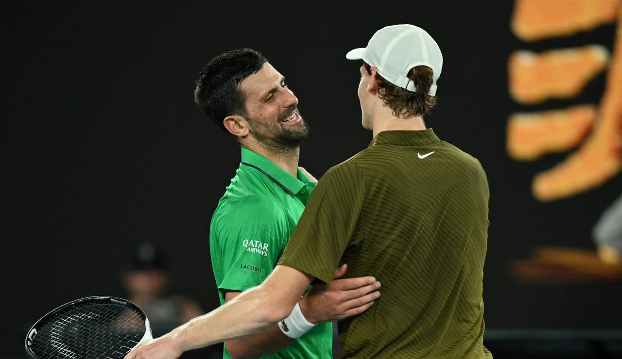 Jannik Sinner felicita a Novak Djokovic tras su derrota en el Open de Australia