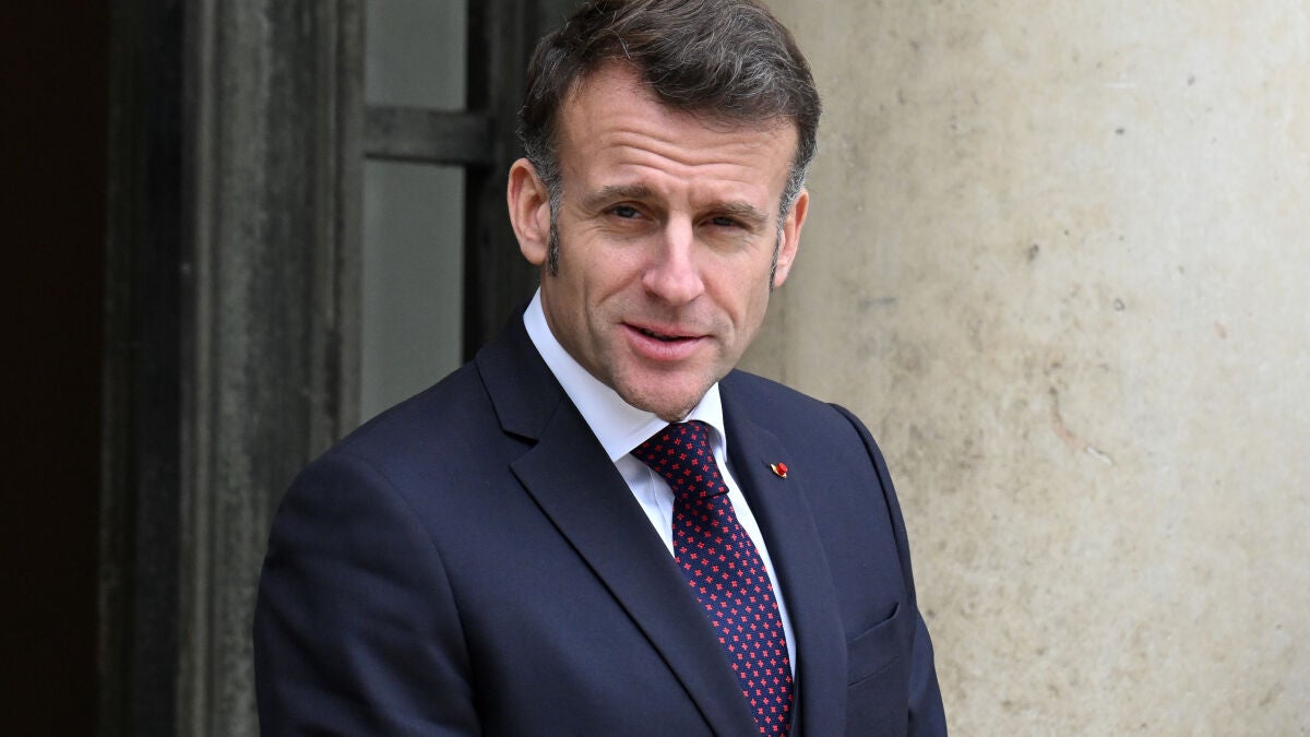 Francia enviará una carta a sus ciudadanos de 29 años para animarles a que tengan hijos