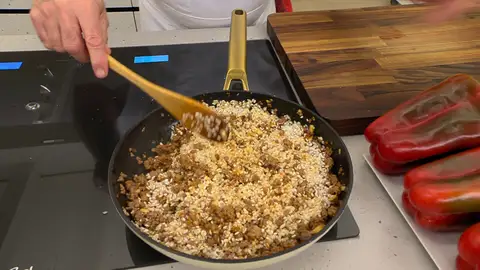 Vierte el arroz y el caldo y deja cocinar Vierte el arroz y el caldo y deja cocinar