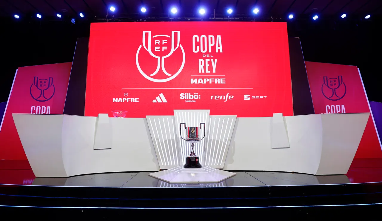 Trofeo de la Copa del Rey en el escenario antes del sorteo
