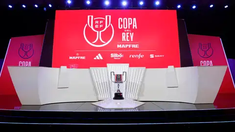 Trofeo de la Copa del Rey en el escenario antes del sorteo Trofeo de la Copa del Rey en el escenario antes del sorteo