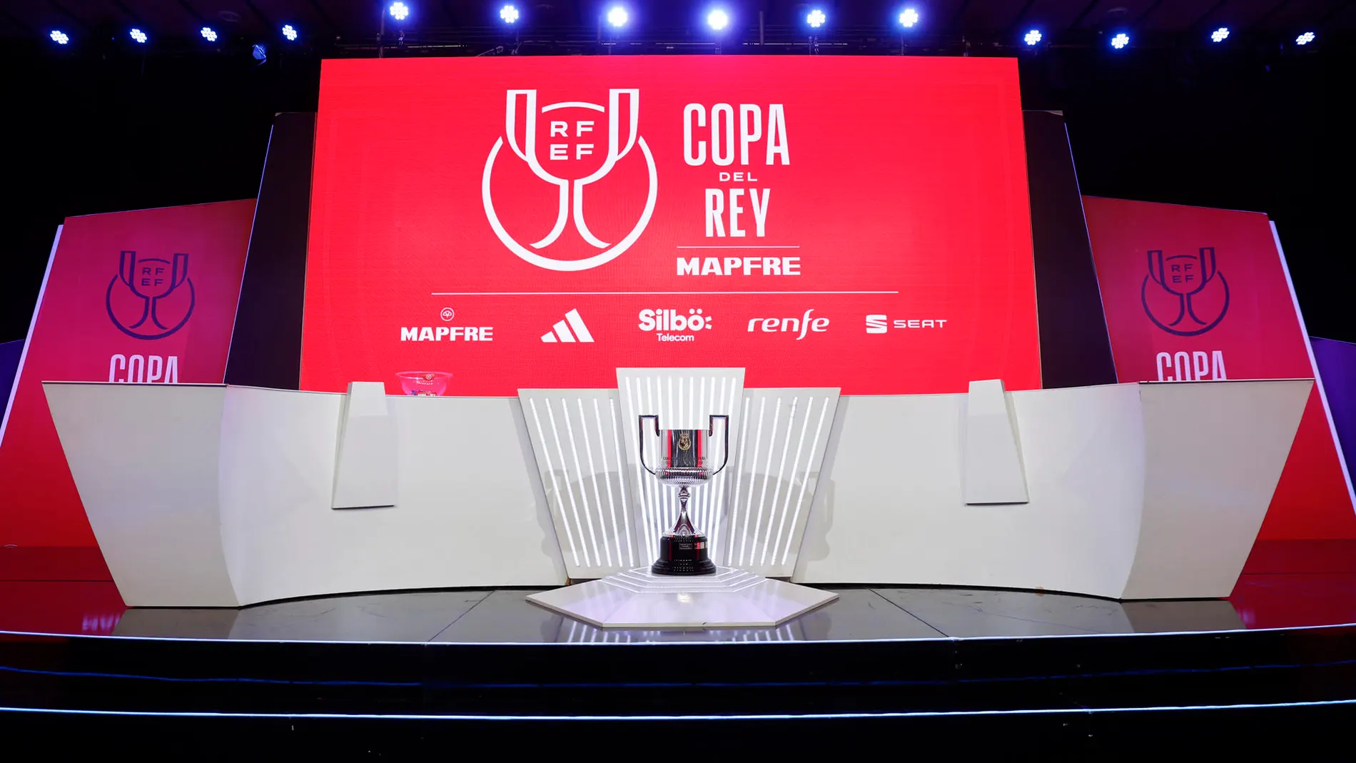 Trofeo de la Copa del Rey en el escenario antes del sorteo Trofeo de la Copa del Rey en el escenario antes del sorteo