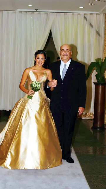 Virginia Troconis acompañada de su padre en el día de su boda Virginia Troconis acompañada de su padre en el día de su boda