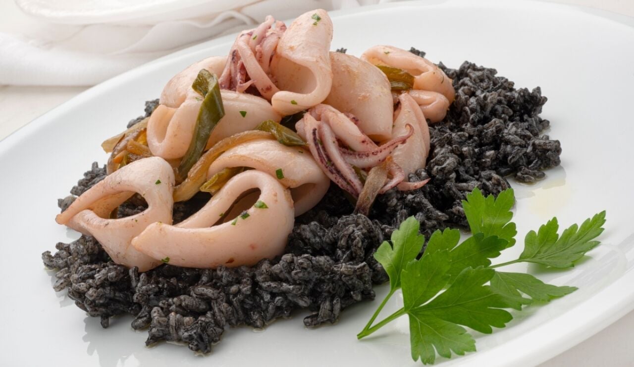 Salteado de calamares encebollados con arroz negro